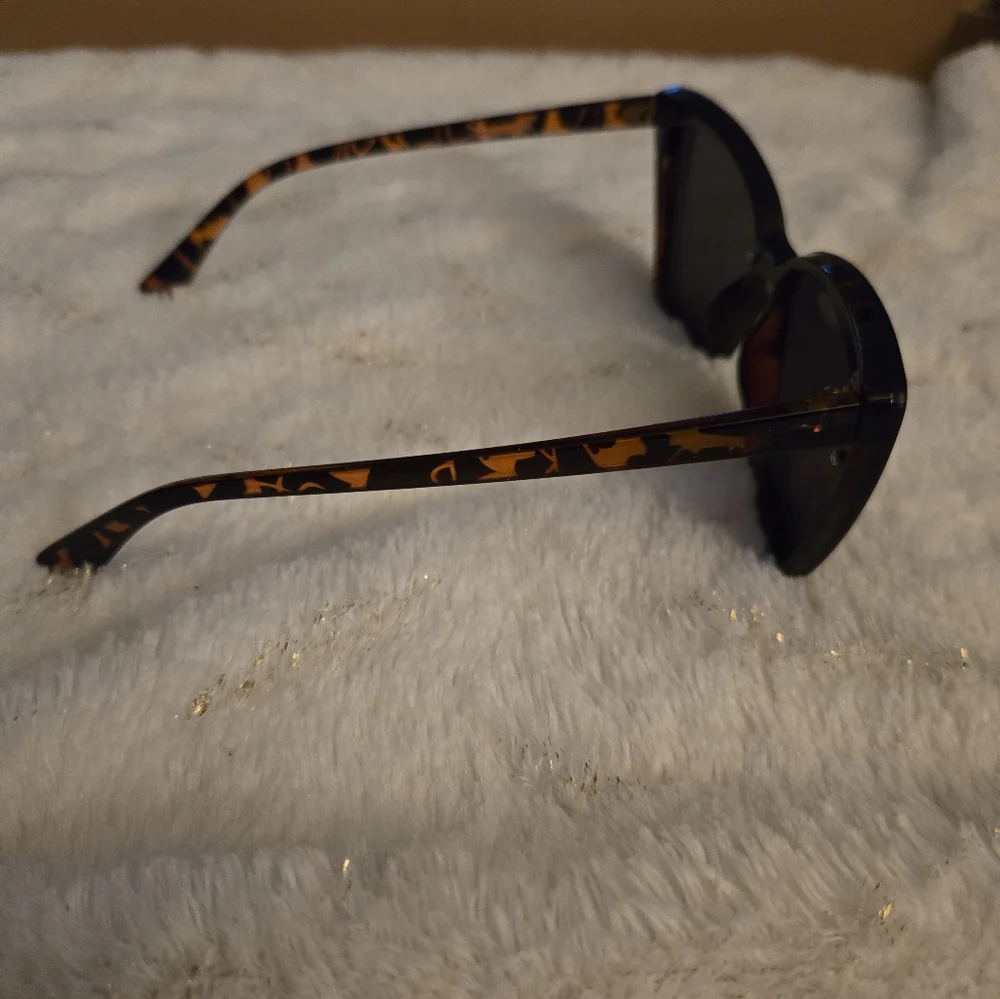 **3/$20**  50s/60s Style Sunglasses - Picture 2 of 3